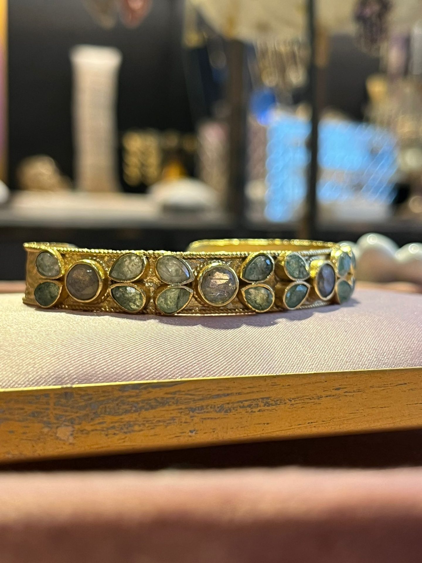 Bracelet plaqué or avec pierrerie en améthyste et labradorite
